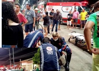 Carro invade calçada, atropela 4 pessoas em Bebedouro e condutor foge do local. Equipe do SAMU socorreu as vítimas.