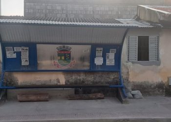 É sério isso? Abrigo de Ponto de ônibus é colocado quase na frente de janela de uma residência no bairro Linhares cinco, onde não passa ônibus
