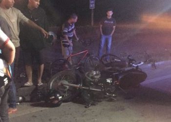 VÍDEO – Ciclista é atropelado por motocicleta na via lateral da BR 101 em Linhares e é levado para hospital