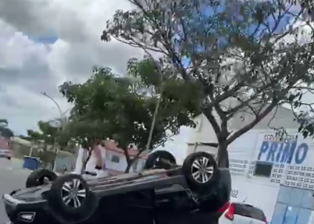 VÍDEO – Carro capota na Avenida Presidente Getúlio Vargas no bairro Shell, em Linhares