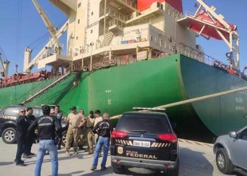 450 kg de cocaína escondidos em casco de navio são apreendidos em porto de Aracruz