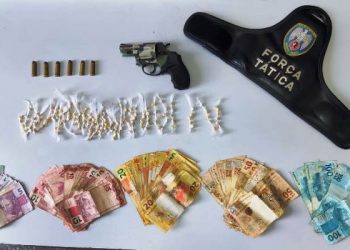 Mais de 150 pedras de crack e revólver são apreendidos, no bairro São Marcos em Aracruz.