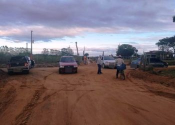 VÍDEO – Quinta-feira começa com protesto em estrada na região do Palhal, Interior de Linhares