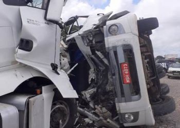 VÍDEO – Motorista de Jacupemba morre após caminhão tombar e atingir carreta na Bahia