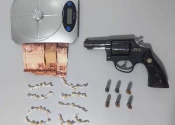 Polícia Militar apreende arma, munições, droga e prende elemento com mandado de prisão em aberto por homicídio