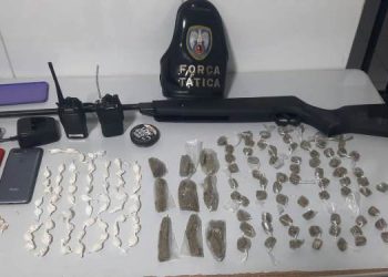 Baile Funk é interrompido com chegada da Policia, participantes correm para a mata e PM apreende arma e drogas