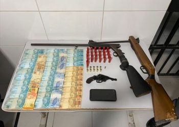 TREVO DE BEBEDOURO – Abordagem da PM acaba em apreensão de armas de fogo, munições, dinheiro e um detido