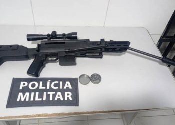 Homem é deito com carabina, dentro do carro, após desentendimento com o cunhado durante festa