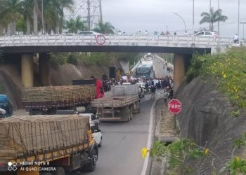 Enfermeiros fecham ponte Joaquim Calmon, em protesto contra a suspensão da lei que criava o piso salarial da categoria