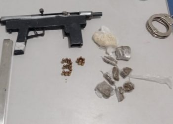 Policia Militar apreende submetralhadora e drogas, com dupla em motocicleta, na cidade de Pedro Canário, após tentar fugir