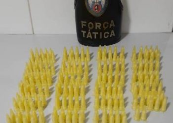 Força Tática apreende mais de 300 pinos de cocaína e mais de 30 pedras de crack  no Santa Cruz