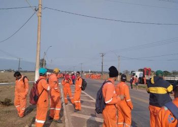 MANIFESTAÇÃO – Trabalhadores de empresas terceirizadas da  Petrobrás interditam acesso a Cacimbas