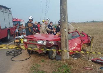 VÍDEOS – Condutor de veículo, sem carteira de motorista, capota e carro “abraça” poste na estrada do Pontal