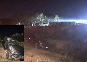 VÍDEO – Carro capota em ribanceira, na entrada do Planalto, em Linhares e condutor foge do local