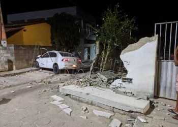 Fuga e troca de tiros, entre bandidos e Polícia, termina com carro  colidindo contra muro, em Sooretama