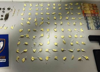 População denúncia e Polícia flagra casal traficando drogas no Canivete, em Linhares