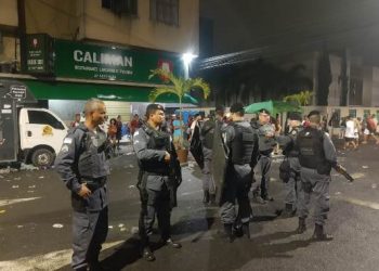 Até quando? Perguntam leitores sobre festa que acabou em homicídio no centro. Grupo de pessoas arremessaram objetos contra a PM