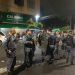 Até quando? Perguntam leitores sobre festa que acabou em homicídio no centro. Grupo de pessoas arremessaram objetos contra a PM