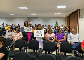 Moradores da comunidade do Areal vão a Câmara reivindicarem melhorias para a comunidade, com cartazes de pedido de socorro