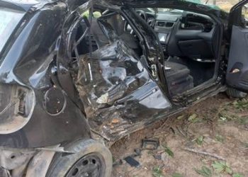 Duas pessoas morrem e duas ficam feridas, após carro bater em poste em Aracruz