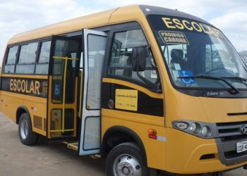 Dupla  em motocicleta preta roubam posto de combustíveis e transporte escolar, com crianças, no interior de Sooretama