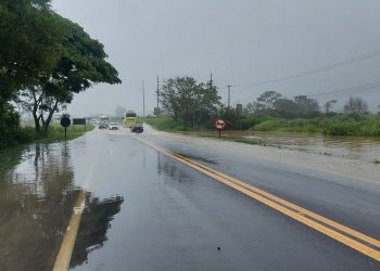 Águas das chuvas passa sobre BR 101 e deixa trânsito lento