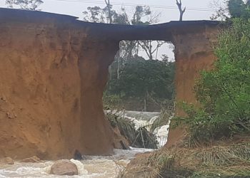 Cratera se abre na BR 101 e paralisa trânsito em Jacupemba