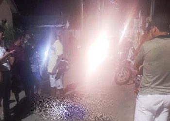 Motociclista vai desviar de ciclista cai e bate com a cabeça no chão