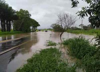 CHUVAS NO ES – água volta a passar por cima da BR 101 no KM 162, em Linhares. Vídeos