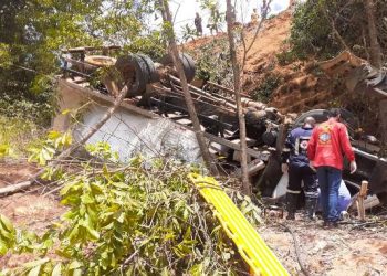 ATUALIZAÇÃO –  caminhão tomba e deixa duas vítimas presas a ferragens em  Rodovia do interior de  Rio Bananal