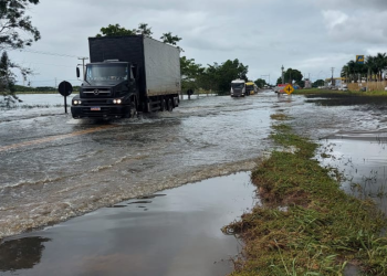 VÍDEO – Alagamento no KM 161, em Linhares, tem quase 15 dias, no 162, quase um mês