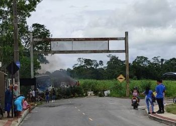 VÍDEO – Moradores interditam rodovia Lagoa do Aguiar,  em Baixo Quartel, Linhares-ES