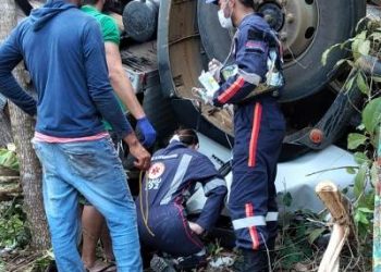 ATUALIZAÇÃO –  caminhão tomba e deixa duas vítimas presas a ferragens em  Rodovia do interior de  Rio Bananal
