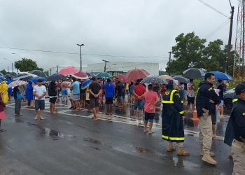 VÍDEO – Protesto de moradores dura mais de 5 horas com BR 101 totalmente bloqueada, em Linhares. Foi na tarde deste sábado (24)