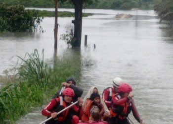 Equipe de resgate do Corpo de Bombeiros em Linhares, resgata família ilhada em Rio Quartel