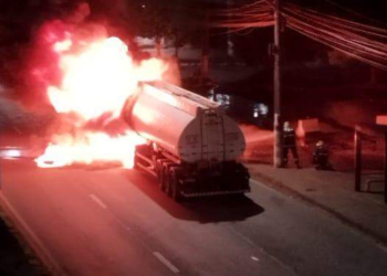 Caminhão-tanque pega fogo na BR 101 no ES