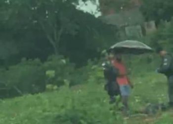 Homem passa mal, cai próximo à poça de água e é socorrido por equipe do SAMU