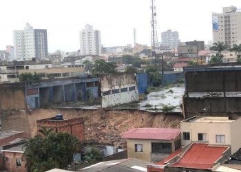 URGENTE: Corpo de Bombeiros, SAMU e ambulâncias são acionadas após muro da antiga junal cair