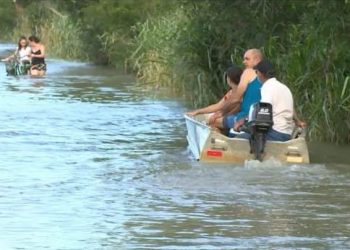 Famílias continuam ilhadas e crianças faltam às aulas após chuvas fortes em Linhares, no ES