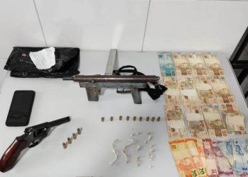 Casal é detido no bairro Aviso com submetralhadora, revólver, drogas e dinheiro