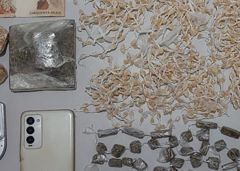 Abordagem da PM em Conceição da Barra resulta em apreensão de muitas pedras de crack, tablete e buchas de maconha