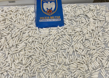 Polícia Militar apreende mais de mil pinos de cocaína em casa abandonada