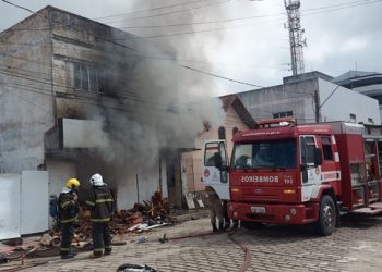 VÍDEOS: incêndio em imóvel no Centro de Linhares. A parte térrea ficou totalmente destruída. Livro ficou intacto, saiba que livro é esse