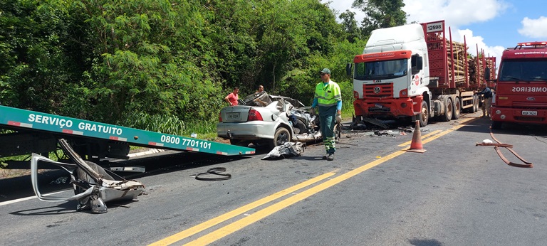 ATUALIZAÇÃO COM VÍDEOS: 6 óbitos em acidente na BR 101 em Sooretama - Norte  Notícia
