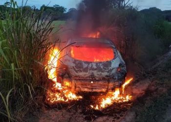 ATUALIZAÇÃO – vídeo: carro de motorista de aplicativo é encontrado incendiado