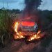 ATUALIZAÇÃO – vídeo: carro de motorista de aplicativo é encontrado incendiado