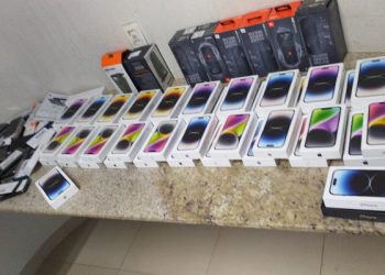 VÍDEO – PRF recupera carga milionária de iphones roubados. A suspeita é que o crime tenha ocorrido no Norte do ES