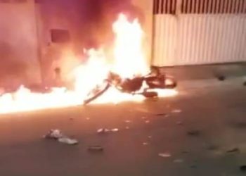 VÍDEO – Motocicleta pega fogo após colisão com automóvel. Motorista fugiu do local, mas foi preso. Teste do bafômetro deu positivo