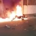 VÍDEO – Motocicleta pega fogo após colisão com automóvel. Motorista fugiu do local, mas foi preso. Teste do bafômetro deu positivo