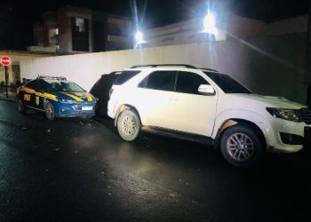 ATUALIZAÇÃO: VÍDEO – Jovem de 18 anos passa a mais de 100km/h com Hilux roubado em frente a posto da PRF e acaba apreendido